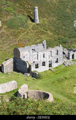 Die verlassenen ruinierten Fabrikgebäude der Llanlleiana alten Porzellanmanufaktur an Llanbadrig, Cemaes Bay, Anglesey. Stockfoto