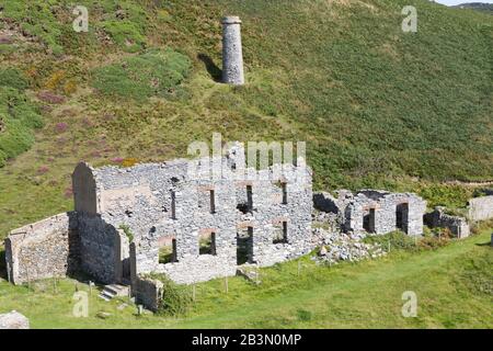 Die verlassenen ruinierten Fabrikgebäude der Llanlleiana alten Porzellanmanufaktur an Llanbadrig, Cemaes Bay, Anglesey. Stockfoto