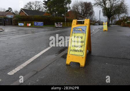 Das Parken hier könnte die Lebenszeichen eines Kindes außerhalb der Hilltop First School Windsor gefährden. Auf den Zickzacklinien sind Schilder angebracht, um das Parken zu verhindern. Stockfoto