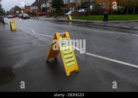 Das Parken hier könnte die Lebenszeichen eines Kindes außerhalb der Hilltop First School Windsor gefährden. Auf den Zickzacklinien sind Schilder angebracht, um das Parken zu verhindern. Stockfoto