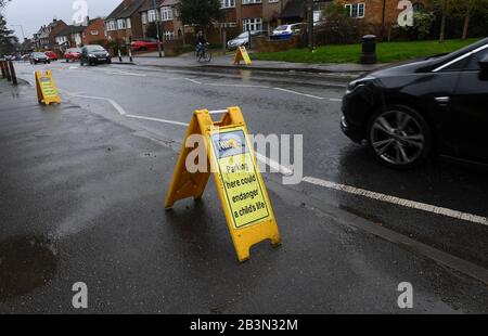 Das Parken hier könnte die Lebenszeichen eines Kindes außerhalb der Hilltop First School Windsor gefährden. Auf den Zickzacklinien sind Schilder angebracht, um das Parken zu verhindern. Stockfoto