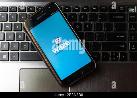 Waze-Anwendung auf Smartphone-Bildschirm pixelierte Nahansicht. Bukarest, Rumänien, 2020. Stockfoto