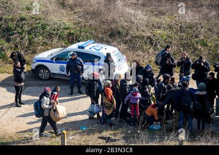 Kastanies, Evros, Griechenland - 1. März 2020: Griechische Polizisten verachten Migranten, die von Griechenland in die Türkei, in der Nähe des Grenzübergangs von Kastani, zogen Stockfoto