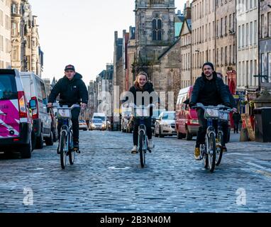 Einführung neuer Elektro-Bikes von Just Eat Cycles, City Chambers, Royal Mile, Edinburgh, Schottland, Großbritannien Stockfoto