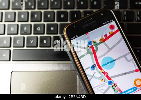 Waze-Anwendung auf Smartphone-Bildschirm pixelierte Nahansicht. Bukarest, Rumänien, 2020. Stockfoto