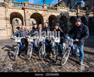 Einführung neuer Elektro-Bikes von Just Eat Cycles, City Chambers, Royal Mile, Edinburgh, Schottland, Großbritannien Stockfoto