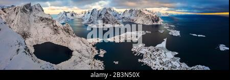Panoramaaussicht bei Sonnenaufgang von Reinebringen, Reine, Moskenes, Moskenesoya, Nordland, Lofoten, Norwegen, Nordeuropa Stockfoto