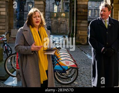 Einführung neuer Elektroräder von Lesley MacInnes, SNP-Stadtrat, City Chambers, Royal Mile, Edinburgh, Schottland, Großbritannien Stockfoto