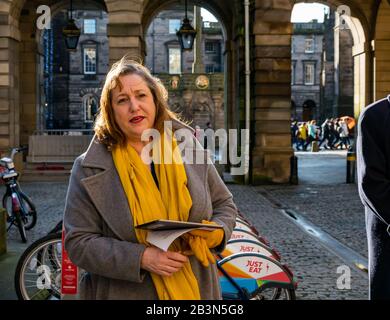 Einführung neuer Elektroräder von Lesley MacInnes, SNP-Stadtrat, City Chambers, Royal Mile, Edinburgh, Schottland, Großbritannien Stockfoto