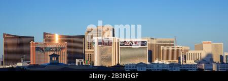 Panorama auf den Las Vegas Strip mit Treasure Island, Mirage Wynn und Encore Hotels and Casinos, Las Vegas, Nevada, USA Stockfoto