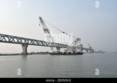 Dhaka. März 2020. Das am 4. März 2020 aufgenommene Foto zeigt die Baustelle des Padma Bridge Project in der Nähe von Dhaka, Bangladesch. Seit dem Ausbruch der COVID-19 wurde am 19. Beamte der China Major Bridge Company Limited und der Chinese Railway Engineering Corporation (CREC) gaben an, dass sie schnell die schnelle Reaktion ergriffen und sofort den Anweisungen und Vereinbarungen in Bezug auf die Prävention und Kontrolle der Epidemie gefolgt sind, wie sie von der chinesischen Regierung und höheren Beamten herausgegeben wurden. Kredit: Str/Xinhua/Alamy Live News Stockfoto