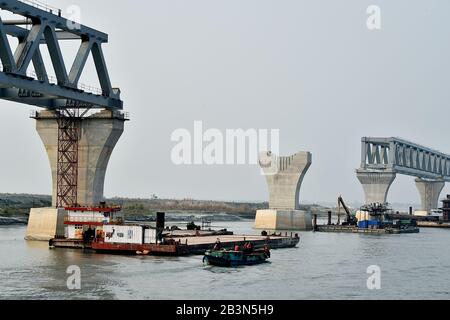 Dhaka. März 2020. Das am 4. März 2020 aufgenommene Foto zeigt die Baustelle des Padma Bridge Project in der Nähe von Dhaka, Bangladesch. Seit dem Ausbruch der COVID-19 wurde am 19. Beamte der China Major Bridge Company Limited und der Chinese Railway Engineering Corporation (CREC) gaben an, dass sie schnell die schnelle Reaktion ergriffen und sofort den Anweisungen und Vereinbarungen in Bezug auf die Prävention und Kontrolle der Epidemie gefolgt sind, wie sie von der chinesischen Regierung und höheren Beamten herausgegeben wurden. Kredit: Str/Xinhua/Alamy Live News Stockfoto