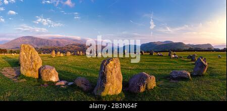 Castlerigg Stone Circle bei Sonnenuntergang, bronzezeitliches prähistorisches Denkmal in der Nähe von Keswick, English Lake District die Steine werfen lange Schatten, während Schafe grasen Stockfoto