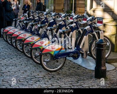 Einführung neuer Elektro-Bikes durch Eat Cycles mit Fahrrädern auf Parkplätzen, City Chambers, Royal Mile, Edinburgh, Schottland, Großbritannien Stockfoto