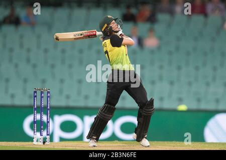 Sydney, Australien. März 2020. Meg Lanning aus Australien trifft beim T20-WM-Halbfinalspiel Der Frauen zwischen Australien und Südafrika im Sydney Cricket Ground, Sydney, Australien am 5. März 2020 vier Runs. Foto von Peter Dovgan. Nur redaktionelle Nutzung, Lizenz für kommerzielle Nutzung erforderlich. Keine Verwendung bei Wetten, Spielen oder einer einzelnen Club-/Liga-/Spielerpublikationen. Kredit: UK Sports Pics Ltd/Alamy Live News Stockfoto