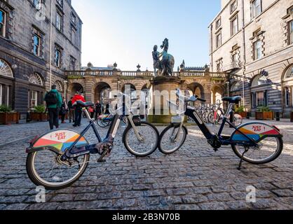 Einführung neuer Elektro-Bikes von Just Eat Cycles, City Chambers, Royal Mile, Edinburgh, Schottland, Großbritannien Stockfoto