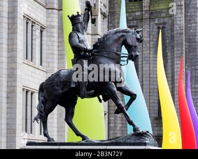 Robert the Bruce Statue von Alan Beattie Herriot am Marishal College in Der Broad Street Aberdeen Scotland Stockfoto