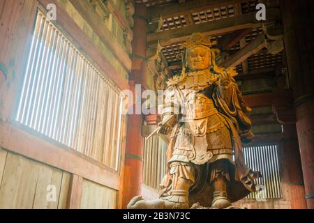 Holzstatue von Koumokuten, einem Wächter in der Großen Buddhahalle (Daibutsu-den), dem Teil des Tempels von Todai-JI, der den Großen Bud beherbergt Stockfoto