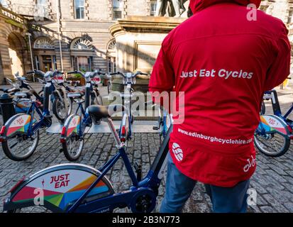 Einführung neuer Elektro-Bikes von Just Eat Cycles, City Chambers, Royal Mile, Edinburgh, Schottland, Großbritannien Stockfoto