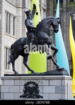 Robert the Bruce Statue von Alan Beattie Herriot am Marishal College in Der Broad Street Aberdeen Scotland Stockfoto