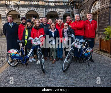 Einführung neuer Elektro-Bikes von Just Eat Cycles, City Chambers, Royal Mile, Edinburgh, Schottland, Großbritannien Stockfoto