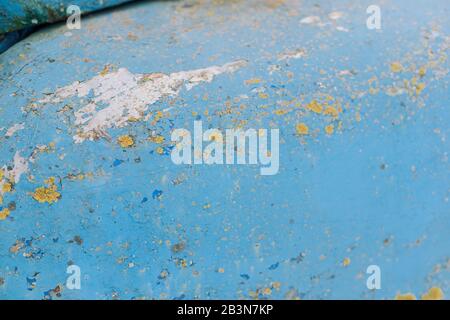 Gerissene blaue Farbe mit gelben Einsätzen und Kratzern Stockfoto