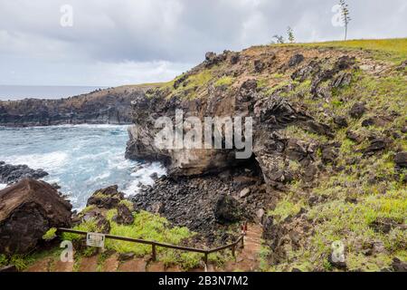 Ana Kai Tangata, Blick auf die Öffnung der natürlichen Meereshöhle bei Mataveri mit uralten Felsbildern rußiger Sternen, Osterinsel (Rapa Nui), Chile Stockfoto