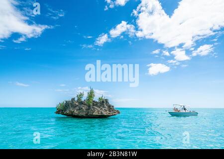 Touristen auf Bootsfahrt bewundern Crystal Rock in der Lagune, La Gaulette, Le Morne brabant, Black River, Mauritius, Indischer Ozean, Afrika Stockfoto