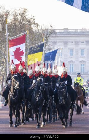 Guardials of the Blues and Royals Regiment of the Queen's Life Guards, die entlang Der Mall vor dem Buckingham Palace, London, England, United Kin fahren Stockfoto