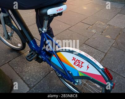 Einführung neuer Elektro-Bikes von Just Eat Cycles, City Chambers, Royal Mile, Edinburgh, Schottland, Großbritannien Stockfoto