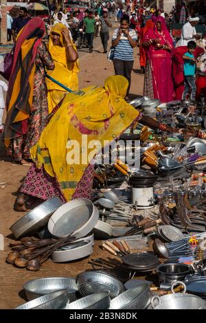 Rajasthani-Frauen in bunten traditionellen Bekleidungs-Shopping für Küchengeräte, Pushkar-Messe, Pushkar, Rajasthan, Indien, Asien Stockfoto