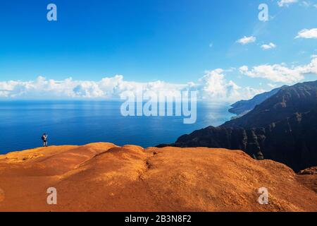 Wanderer, Napali-Küste, Kokee State Park, Kauai Island, Hawaii, Vereinigte Staaten von Amerika, Nordamerika Stockfoto