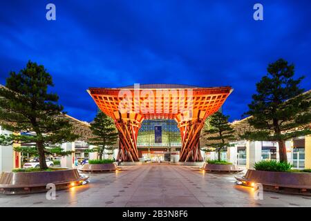 Die von den Architekten Sejima und Nishizawa, Kanazawa City, Ishikawa-Präfektur, Honshu, Japan und Asien entworfene Station "Torii Shaped Canazawa" wurde von den Architekten entworfen Stockfoto