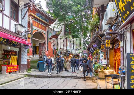 Belebte Einkaufsstraße in der Altstadt von Ciqikou, Shapingba, Chongqing, China, Asien Stockfoto