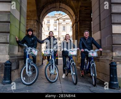 Einführung neuer Elektro-Bikes von Just Eat Cycles, City Chambers, Royal Mile, Edinburgh, Schottland, Großbritannien Stockfoto