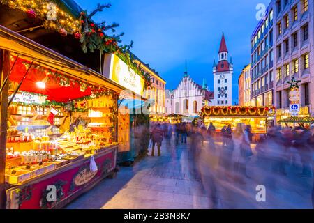 Blick auf den Weihnachtsmarkt am Marienplatz und Das Alte Rathaus in der Abenddämmerung, München, Bayern, Deutschland, Europa Stockfoto