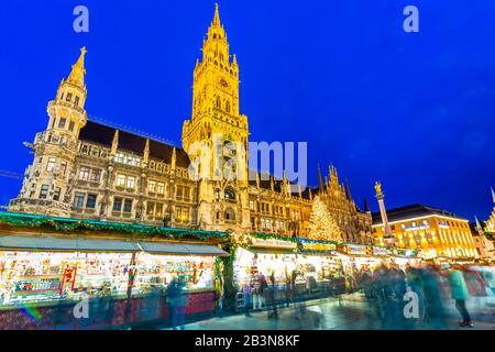 Blick auf den Weihnachtsmarkt am Marienplatz und das neue Rathaus in der Abenddämmerung, München, Bayern, Deutschland, Europa Stockfoto