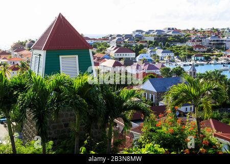 Schwedischer Kirchturm und Dächer von Gustavia, St. Barthelemy (St. Barts) (St. Barth), Westindien, Karibik, Mittelamerika Stockfoto