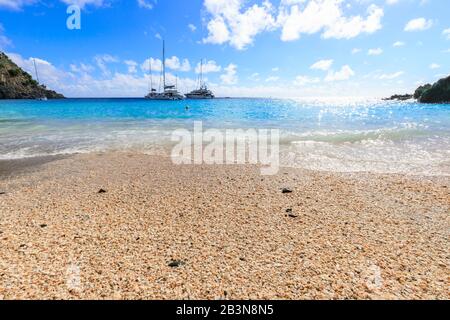 Shell Beach, Jachten in türkisfarbener Bucht, Gustavia, St. Barthelemy (St. Barts) (St. Barth), Westindien, Karibik, Mittelamerika Stockfoto