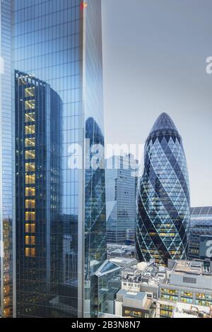 Die Skyline des Londoner Finanzviertels zeigt das Scalpel-Gebäude (52-54 Lime Street) und die Gherkin (30 St. Mary Ax), London, England, Uni Stockfoto