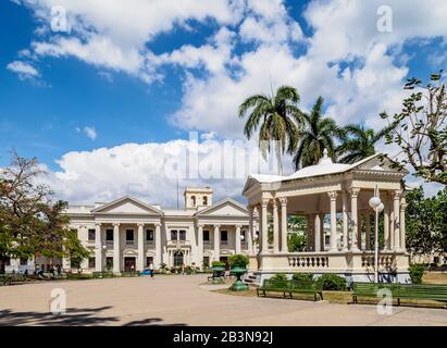 Ehemaliges Rathaus, jetzt Jose Marti Library, Parque Vidal, Santa Clara, Provinz Villa Clara, Kuba, Westindien, Karibik, Mittelamerika Stockfoto