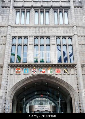 Eingangstor zum ehemaligen University of Aberdeen College, dem ehemaligen Gebäude der Stadtverwaltung von Aberdeen, jetzt HQ der Stadtverwaltung von Aberdeen in Der Broad Street Aberdeen Scotland Stockfoto