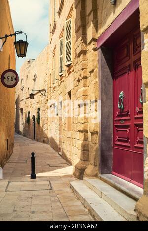 Eine leere, mittelalterliche Gasse im stadtteil mdina von Rabat auf der Mittelmeer-Insel Malta, ein Schild mit einer breiten Beschränkung, das die enge Straße bestimmt Stockfoto