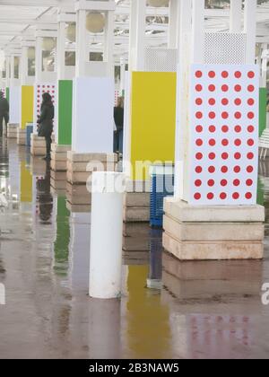 Die bunten Vordächer an der Promenade des Anglais in Nizza bieten Touristen Schutz vor nassem Wetter und stürmischer See; März 2020 Stockfoto