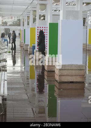 Die bunten Vordächer an der Promenade des Anglais in Nizza bieten Touristen Schutz vor nassem Wetter und stürmischer See; März 2020 Stockfoto