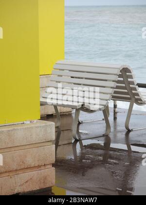 Die Plätze mit Meerblick sind bei stürmischem Wetter an der Strandpromenade an der Promenade des Anglais in Nizza, Cote d'Azur, verlassen. Stockfoto