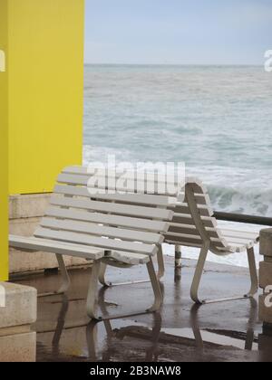 Die Plätze mit Meerblick sind bei stürmischem Wetter an der Strandpromenade an der Promenade des Anglais in Nizza, Cote d'Azur, verlassen. Stockfoto