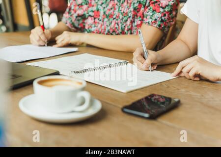 Geschäftsfrau schreibt Notizbuchdokumente. Stockfoto