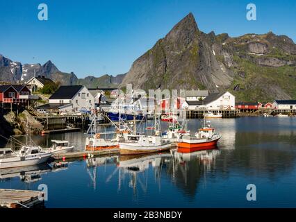 Fischerdorf auf der Strandwohnung von Hamnoy, Reinefjorden-Inseln, Lofoten, Norwegen, Skandinavien, Europa Stockfoto