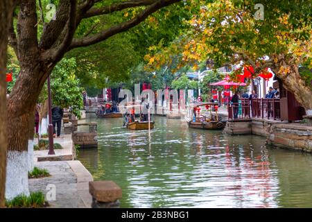 Blick auf die Boote auf dem Wasserweg in der Wasserstadt Zhujiajiaozhen, Qingpu District, Shanghai, China, Asien Stockfoto